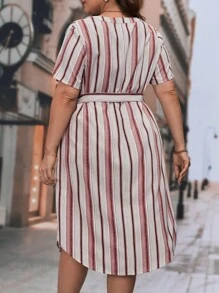 SHEIN LUNE 大碼條紋印花缺口領繫腰帶連衣裙 - 彩色 - 查看 4