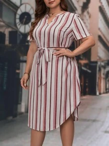 SHEIN LUNE 大碼條紋印花缺口領繫腰帶連衣裙 - 彩色 - 查看 6