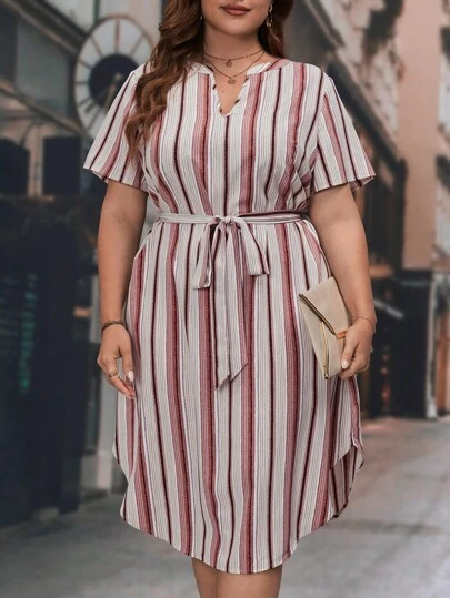 SHEIN LUNE 大碼條紋印花缺口領繫腰帶連衣裙