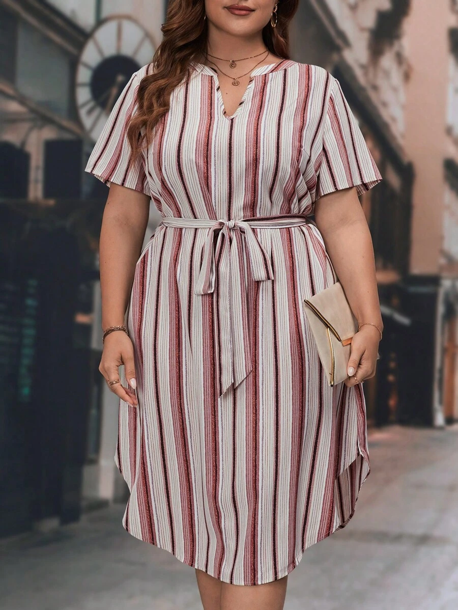 SHEIN LUNE 大碼條紋印花缺口領繫腰帶連衣裙 - 彩色 - 查看 1