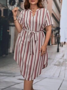 SHEIN LUNE 大碼條紋印花缺口領繫腰帶連衣裙 - 彩色 - 查看 3