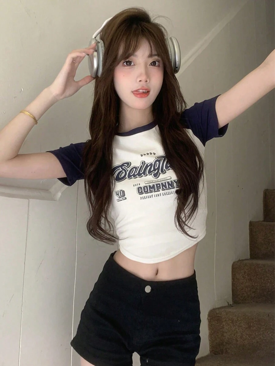 Camiseta crop en contraste de manga raglán con estampado de letra - Blanco - Ver 1