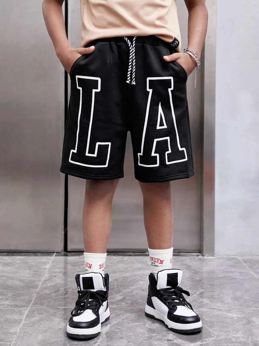 SHEIN 青少年男孩運動街頭風格的la字母印花寬腳短褲 - 黑色 - 查看 1