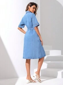 SHEIN Privé 翻蓋口袋捲邊袖前紐扣牛仔裙 - 中等水洗藍 - 查看 2