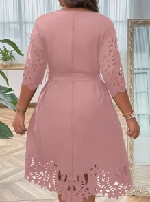 SHEIN Clasi Đầm Plus Size Thắt lưng Cắt ra Sò điệp màu trơn Giải trí - Bụi hồng - Xem 2