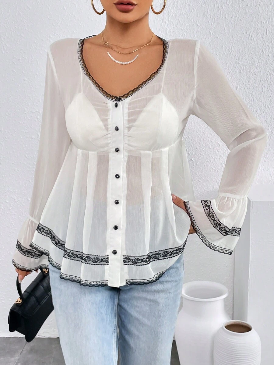 SHEIN Privé 蕾絲拼接喇叭袖荷葉邊下擺襯衫不附胸罩 - 白色 - 查看 1