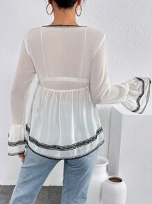 SHEIN Privé 蕾絲拼接喇叭袖荷葉邊下擺襯衫不附胸罩 - 白色 - 查看 2