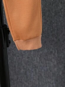 SHEIN Explorewe 男小童字母貼布袋鼠口袋連帽衫和運動褲 - 棕色 - 查看 7