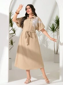 Seusyu 大碼花卉刺繡腰帶襯衫連衣裙 - 杏色 - 查看 1