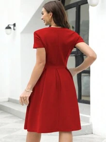 素色斜口袋褶皺洋裝