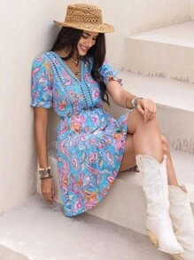 Rusttydustty Vestido corto de verano para vacaciones en la playa con estampado floral, cuello en V, encaje de contraste, mangas abullonadas y cintura ceñida - Azul - Ver 1