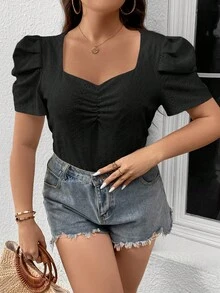 SHEIN LUNE 大碼雞心領口泡泡袖前收褶T恤 - 黑色 - 查看 4