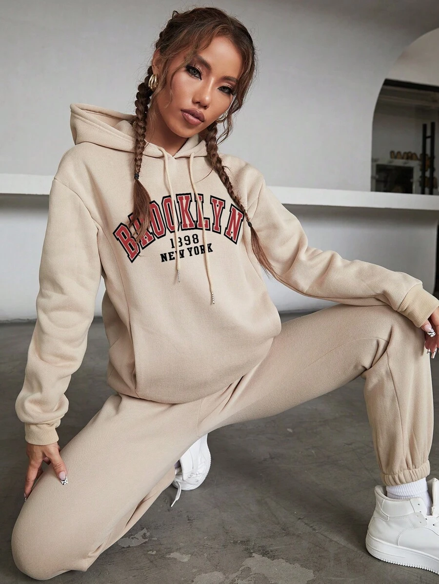 SHEIN EZwear 字母圖案袋鼠口袋抽繩連帽衫和運動褲 - 卡其色 - 查看 1