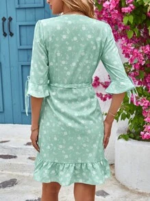 SHEIN Frenchy Đầm Thắt lưng Viên lá sen Trọn gói Hoa Tất cả trên in Giải trí - màu xanh lá - Xem 2