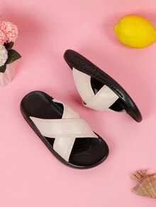 女孩交叉拖鞋適合夏天