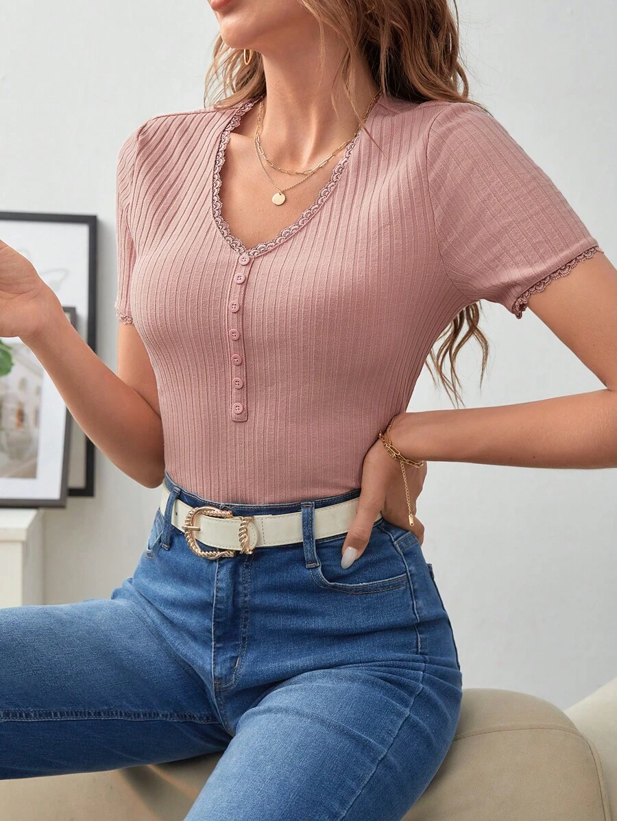 SHEIN Frenchy Áo thun nữ Tương phản ren Gân đan Nút phía trước màu trơn Giải trí - Bụi hồng - Xem 1
