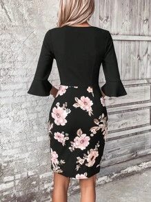 SHEIN Clasi 印花缺口領喇叭袖連衣裙 - 彩色 - 查看 2