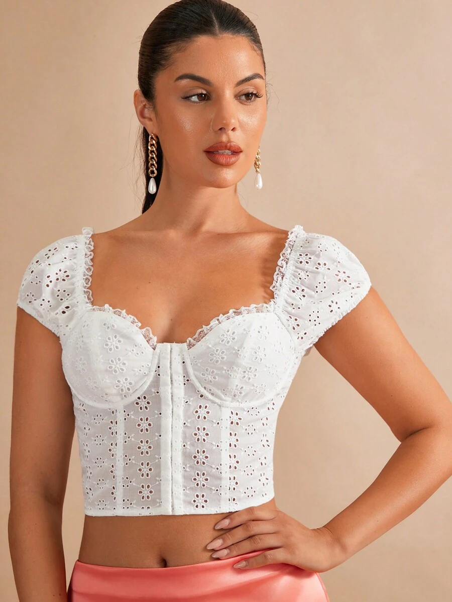 SHEIN BAE 雞心領口鉤眼扣前短款網眼刺繡襯衫 - 白色 - 查看 1