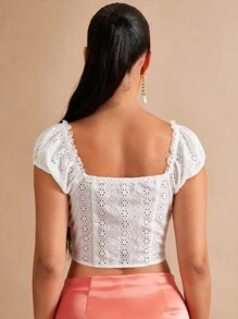 SHEIN BAE 雞心領口鉤眼扣前短款網眼刺繡襯衫 - 白色 - 查看 2