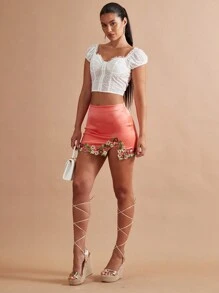 SHEIN BAE 雞心領口鉤眼扣前短款網眼刺繡襯衫 - 白色 - 查看 3