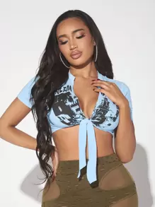 SHEIN SXY Loại bướm & In kiến ​​trúc Nút phía trước Áo phông Crop - Màu xanh nhạt - Xem 1