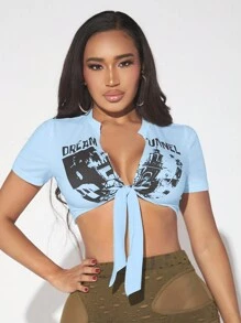 SHEIN SXY Loại bướm & In kiến ​​trúc Nút phía trước Áo phông Crop - Màu xanh nhạt - Xem 5