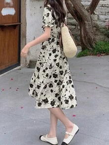 滿身花卉泡泡袖荷葉邊連衣裙