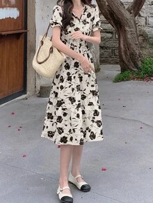 滿身花卉泡泡袖荷葉邊連衣裙