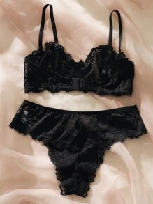 Conjunto de lencería sexy con sujetador con efecto push-up de encaje floral y bragas