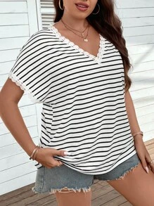 SHEIN LUNE 大碼條紋印花鏤空蕾絲花邊蝙蝠袖T恤 - 黑與白 - 查看 3