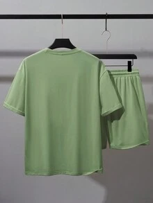 Manfinity Homme 寬鬆的男裝t恤,印有字母圖形,帶有垂墜肩設計和束線腰短褲套裝 - 綠色 - 查看 3