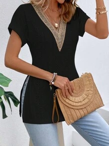 SHEIN LUNE Camiseta gráfica para mujer con manga de murciélago y bajo dividido con encaje de contraste - Negro - Ver 4