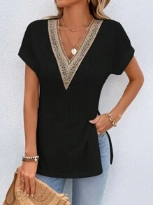 SHEIN LUNE Camiseta gráfica para mujer con manga de murciélago y bajo dividido con encaje de contraste - Negro - Ver 6