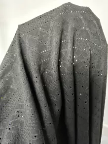 SHEIN LUNE Camiseta gráfica para mujer con manga de murciélago y bajo dividido con encaje de contraste - Negro - Ver 7