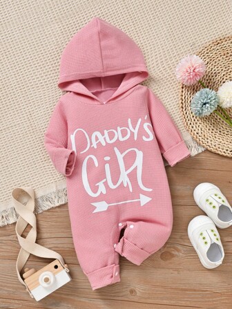 女嬰字母圖案連帽連身褲