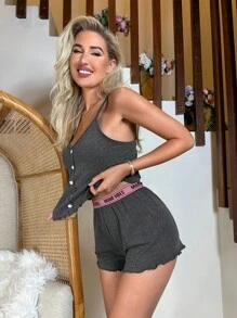 木耳邊吊帶上衣和腰部字母條帶短褲休閒服套裝 - 深灰色 - 查看 1