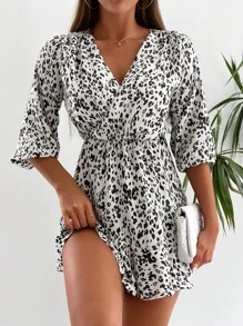 RueChic 滿版印花交疊領洋裝 - 黑與白 - 查看 3