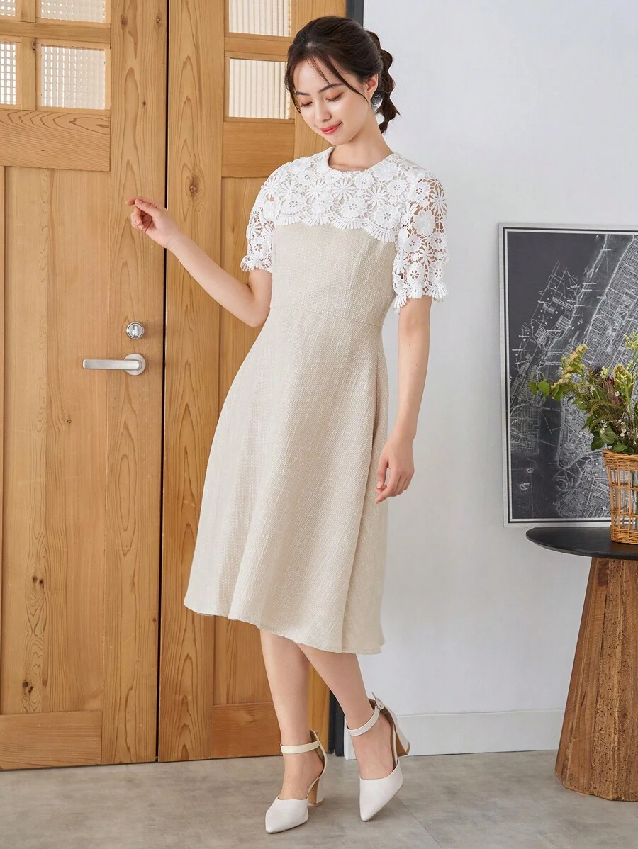 DAZY 蕾絲拼接肩部洋裝 - 杏色 - 查看 1