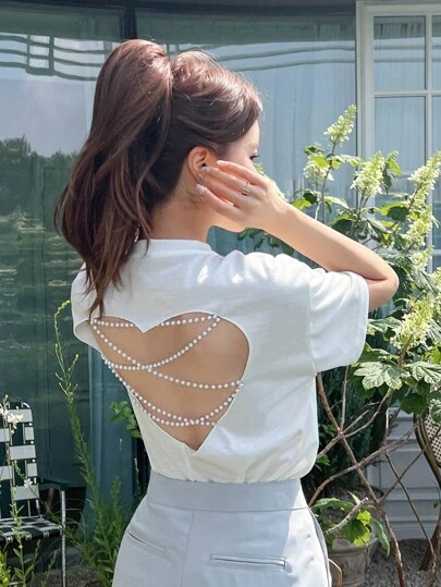 DAZY Camiseta sin espalda con recorte y cuentas de perlas falsas, top halter