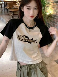 Camiseta crop con estampado de letra de manga raglán - Negro - Ver 3