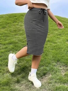 SHEIN EZwear 大碼條紋印花腰部抽繩開衩短裙 - 黑與白 - 查看 4