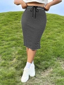 SHEIN EZwear 大碼條紋印花腰部抽繩開衩短裙 - 黑與白 - 查看 1