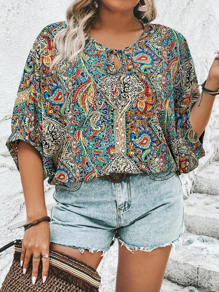 EMERY ROSE 大碼佩斯利印花繫帶領蝙蝠袖襯衫 - 彩色 - 查看 1