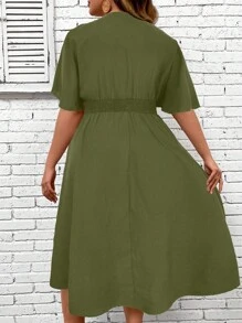 SHEIN LUNE 大碼蝴蝶袖交疊領洋裝 - 軍綠色 - 查看 2