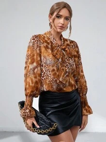 SHEIN Privé 豹紋印花繫帶領喇叭袖襯衫 - 彩色 - 查看 1
