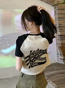 Camiseta crop con estampado de letra de manga raglán - Negro - Ver 1