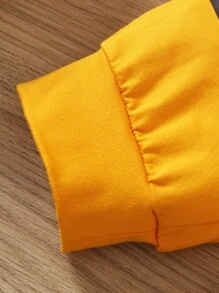 SHEIN 2件套兒童夏季短袖T恤和褲子男童素色可愛熊印花套裝 - 黃色 - 查看 4