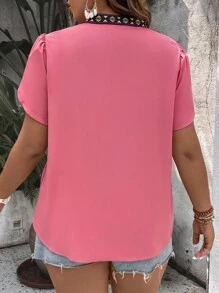 SHEIN Clasi 大碼幾何刺繡花瓣袖四分之一無紐扣開襟襯衫 - 西瓜粉 - 查看 2