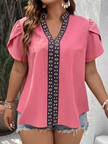 SHEIN Clasi 大碼幾何刺繡花瓣袖四分之一無紐扣開襟襯衫 - 西瓜粉 - 查看 1