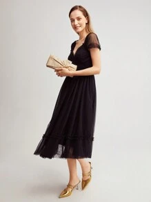 MOTF PREMIUM 蝴蝶結細節鏈條手拿包 - 金色 - 查看 4